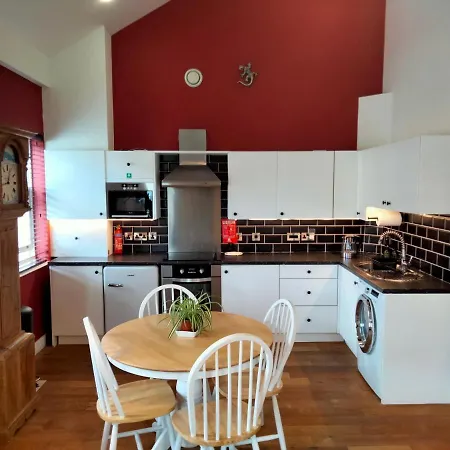 Montys Luxury In Харрогейт